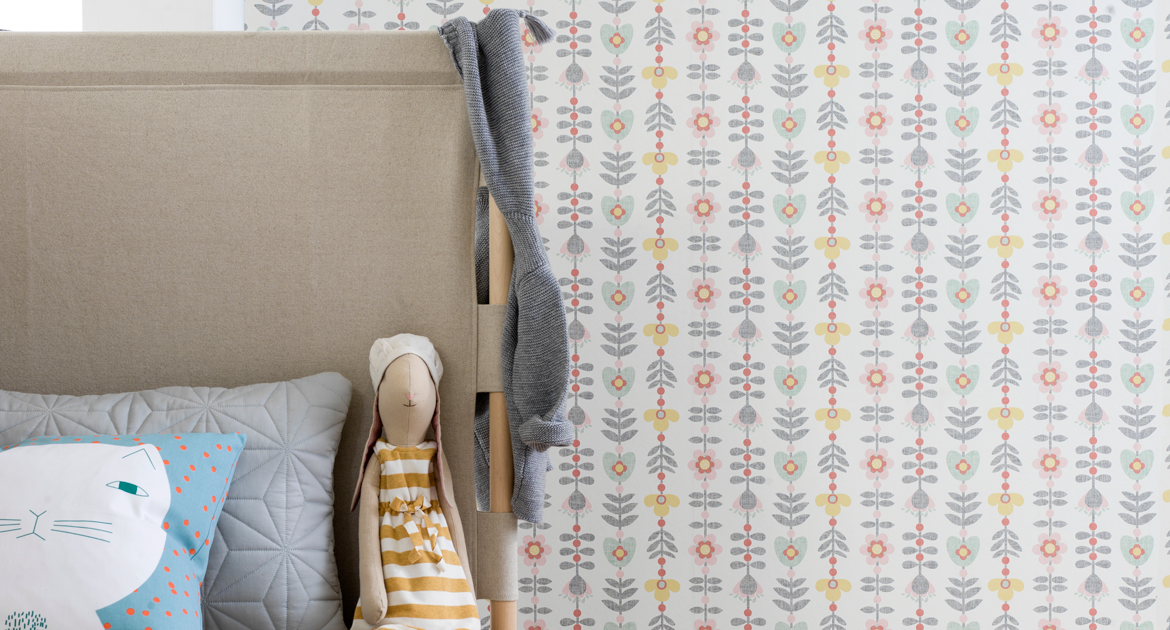 Barnrum med blommig tapet och mjukdjur