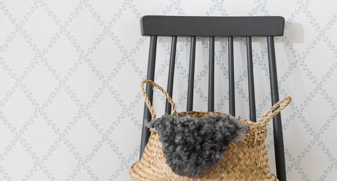 Närbild rutig tapet och pinnstol