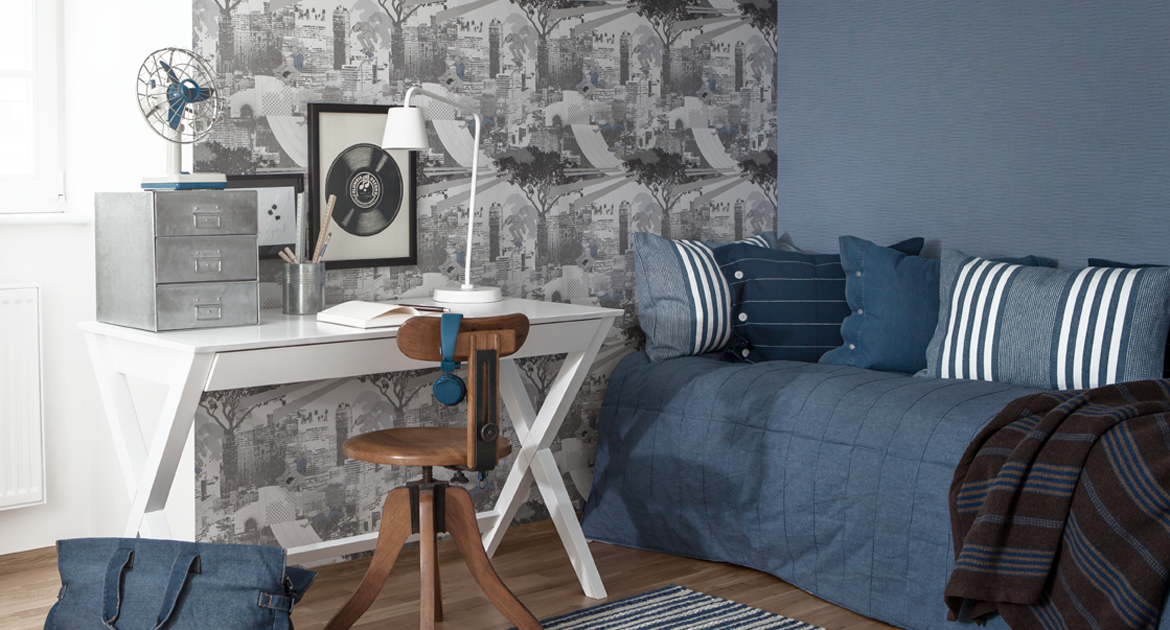 Tonårsrum med säng och skrivbord. Tapet med stadssiluett. Inspirationsbild.