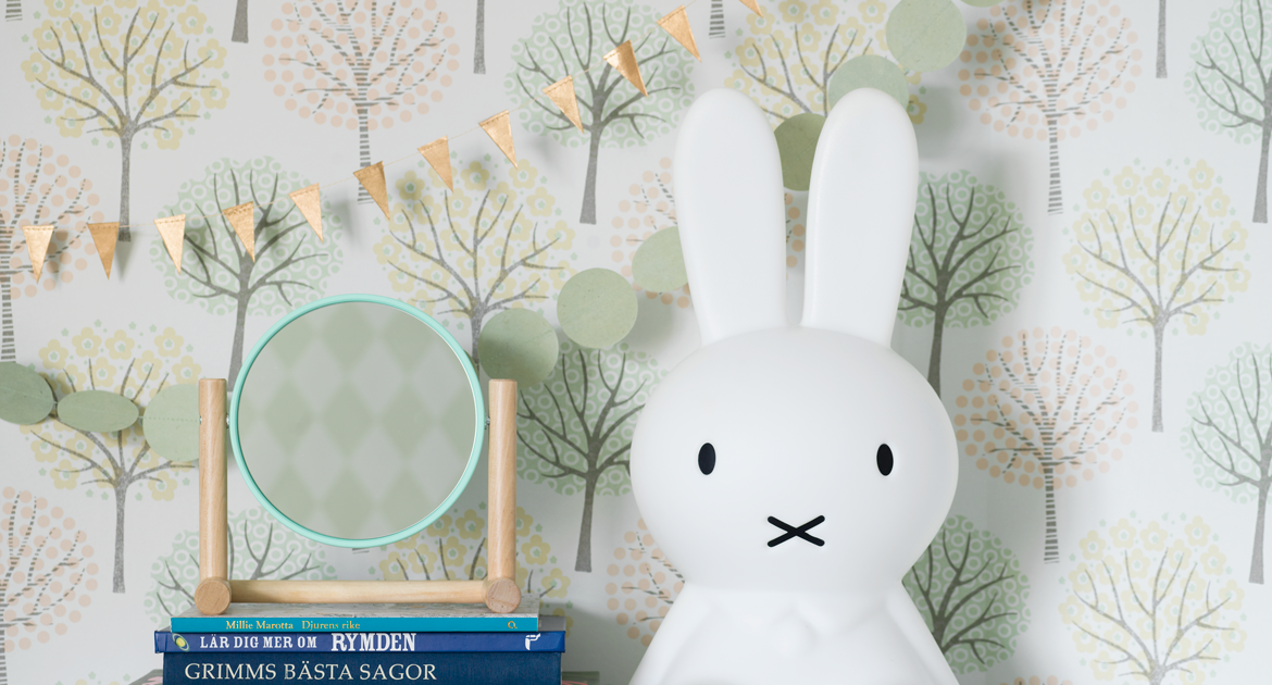 Närbild på trädtapet och plastkanin