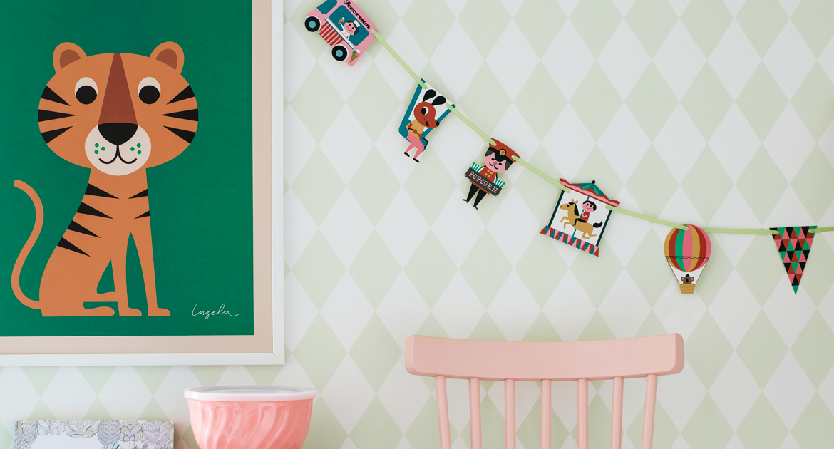 Barnrum rutig tapet, vimpel och tecknad lejontavla