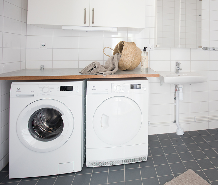 Badrum med tvättmaskin och torktumlare