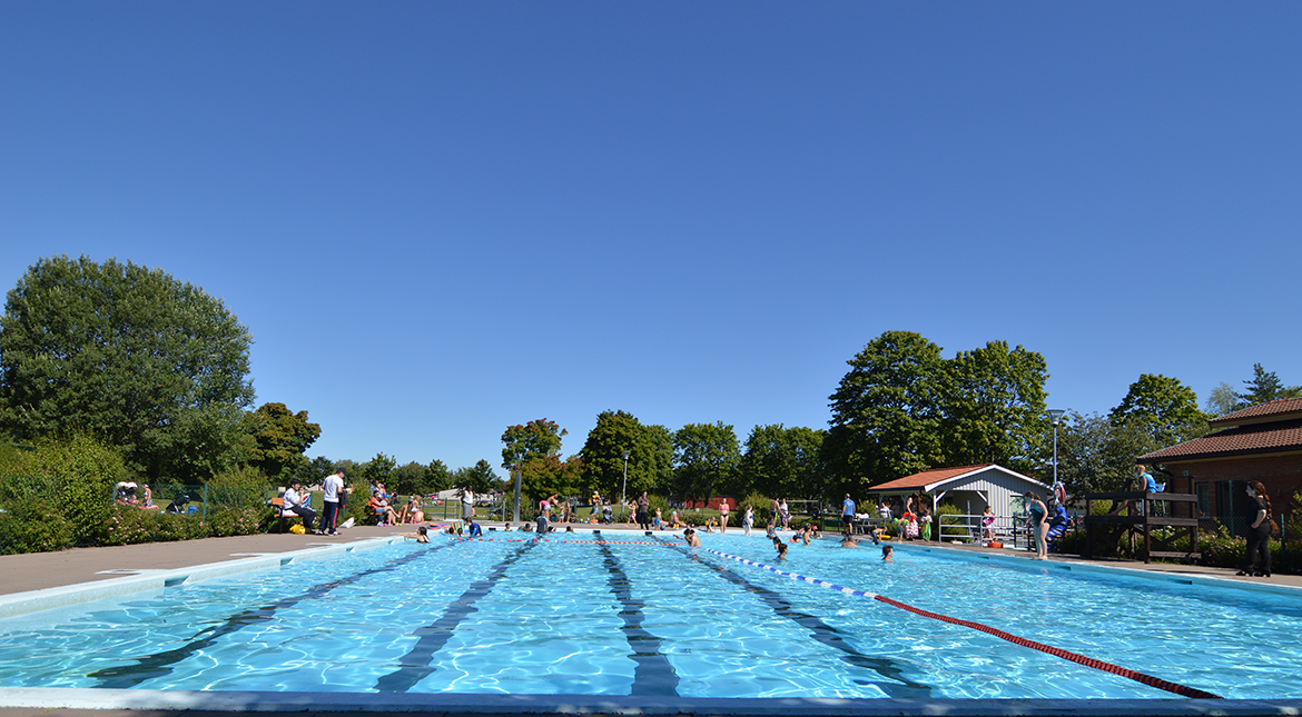 Vy över utomhuspool på Voxbadet i Varberga