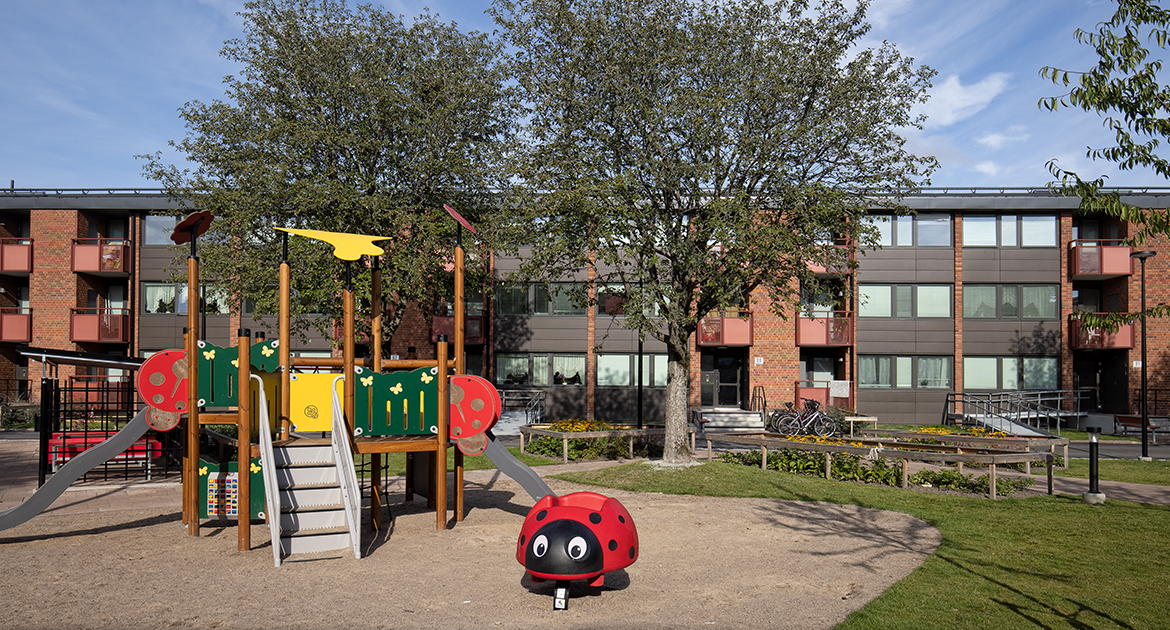 Lekpark med klättring och rutschkana på innergården vid Varbergagatan 85-100