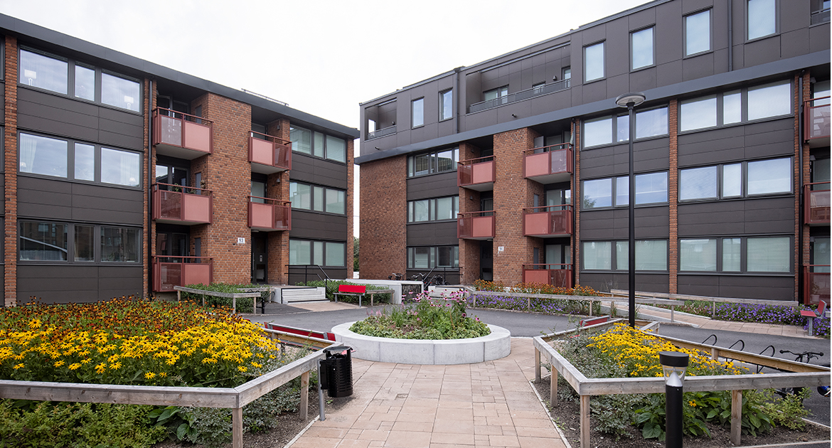 Innergård med planteringar och tegelhus på Varbergagatan 85-100