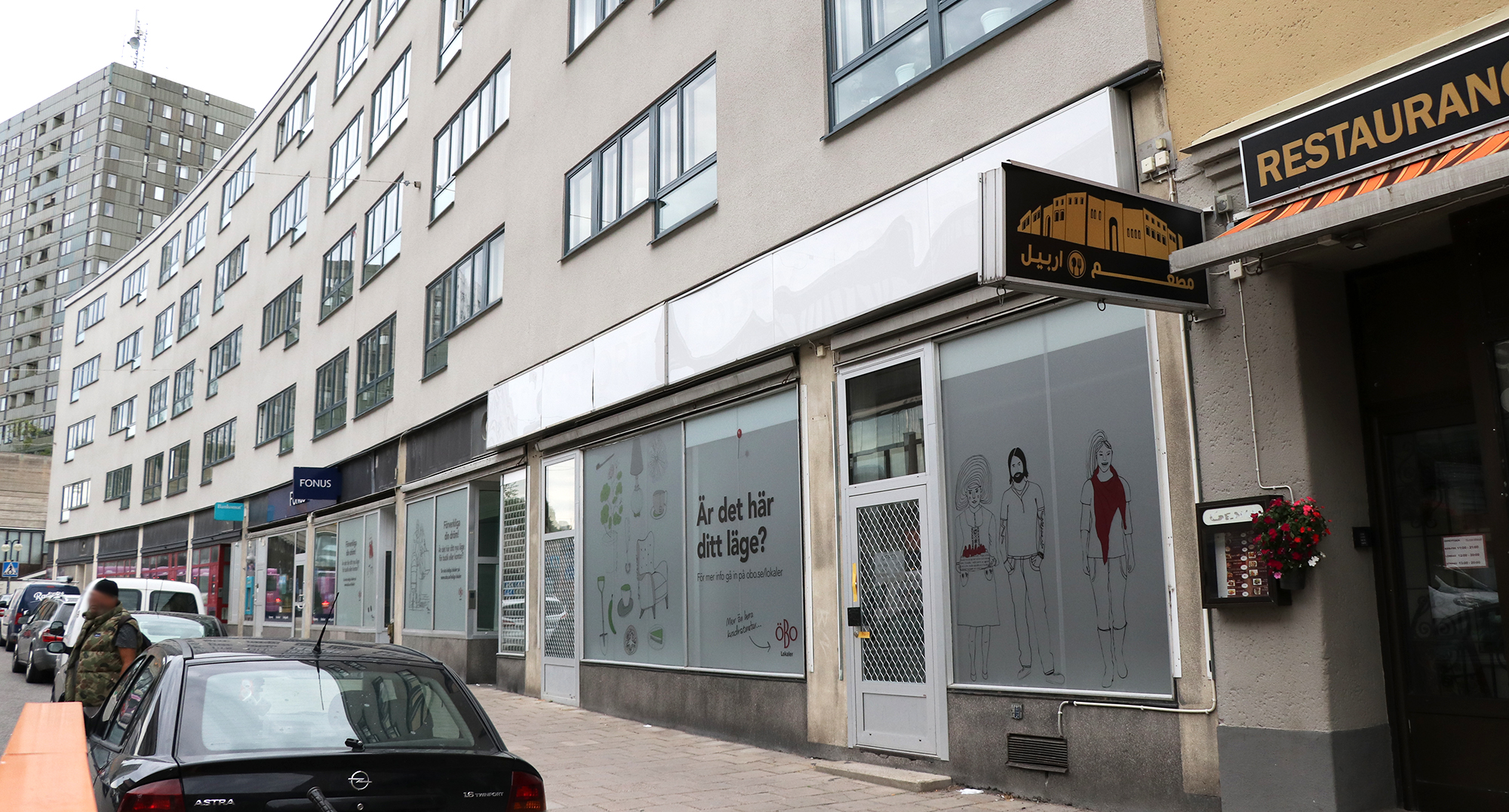 Exteriörbild över lokalens stora skyltfönster ut mot Drottninggatan. I bakgrunden syns Krämarhusen.