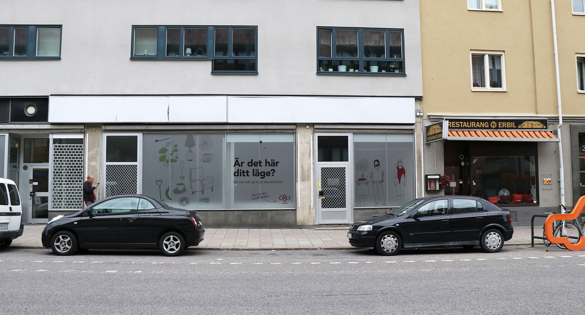 Stora skyltfönster ut mot Drottninggatan.