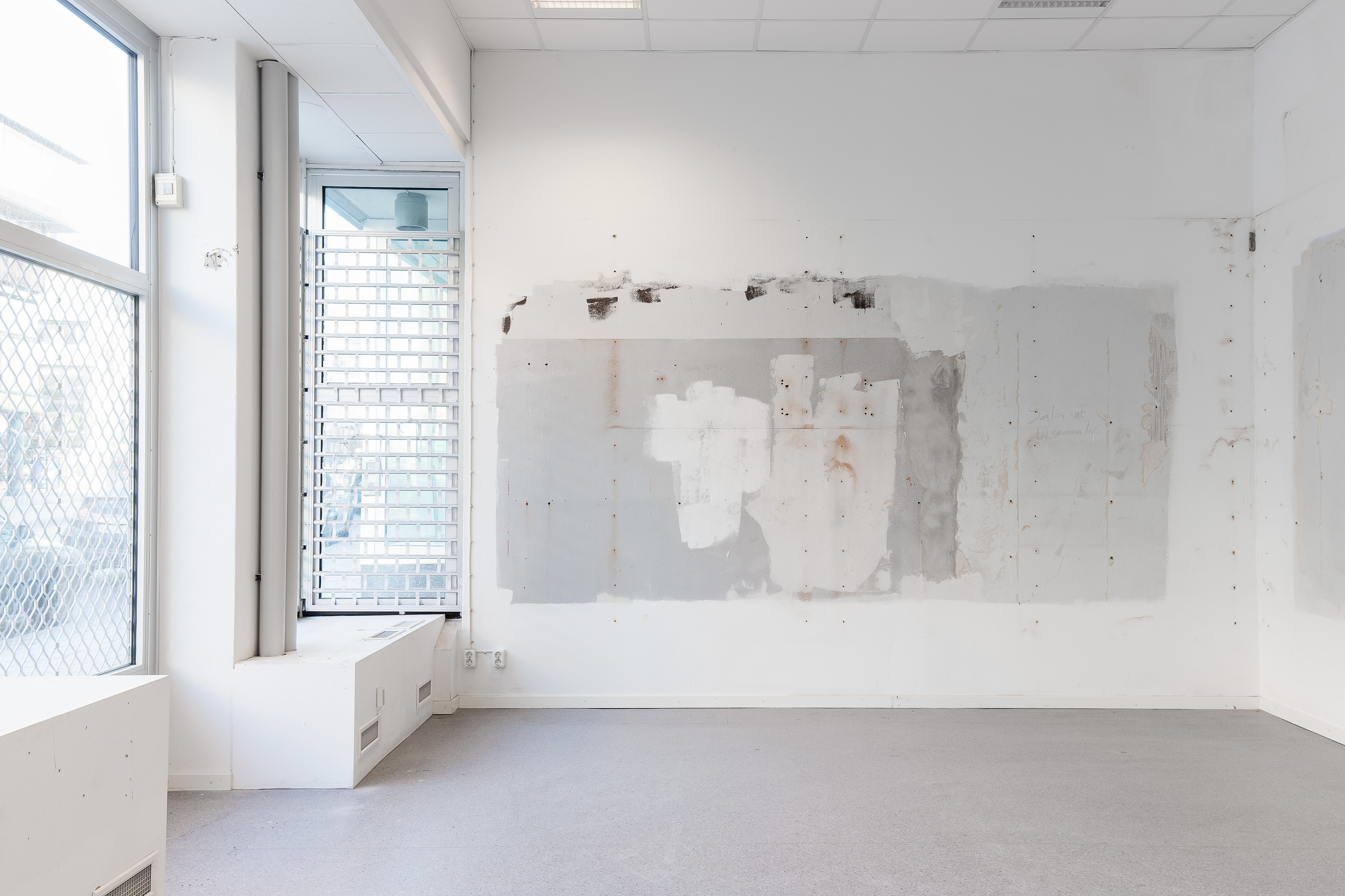 Del av den stora ljusa lokalen med härligt ljusinsläpp