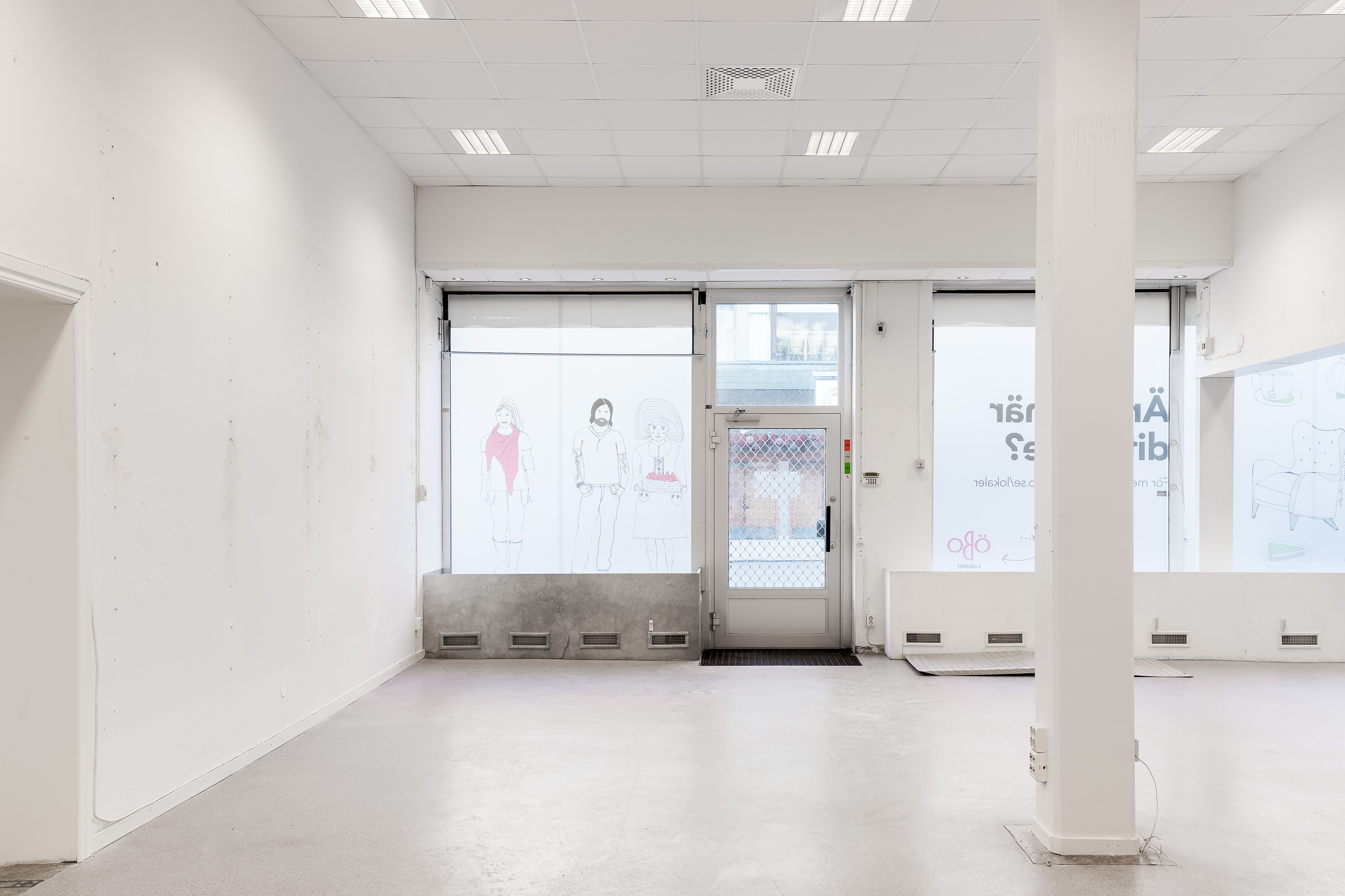 Del av butiksyta med stora skyltfönster och kundentré