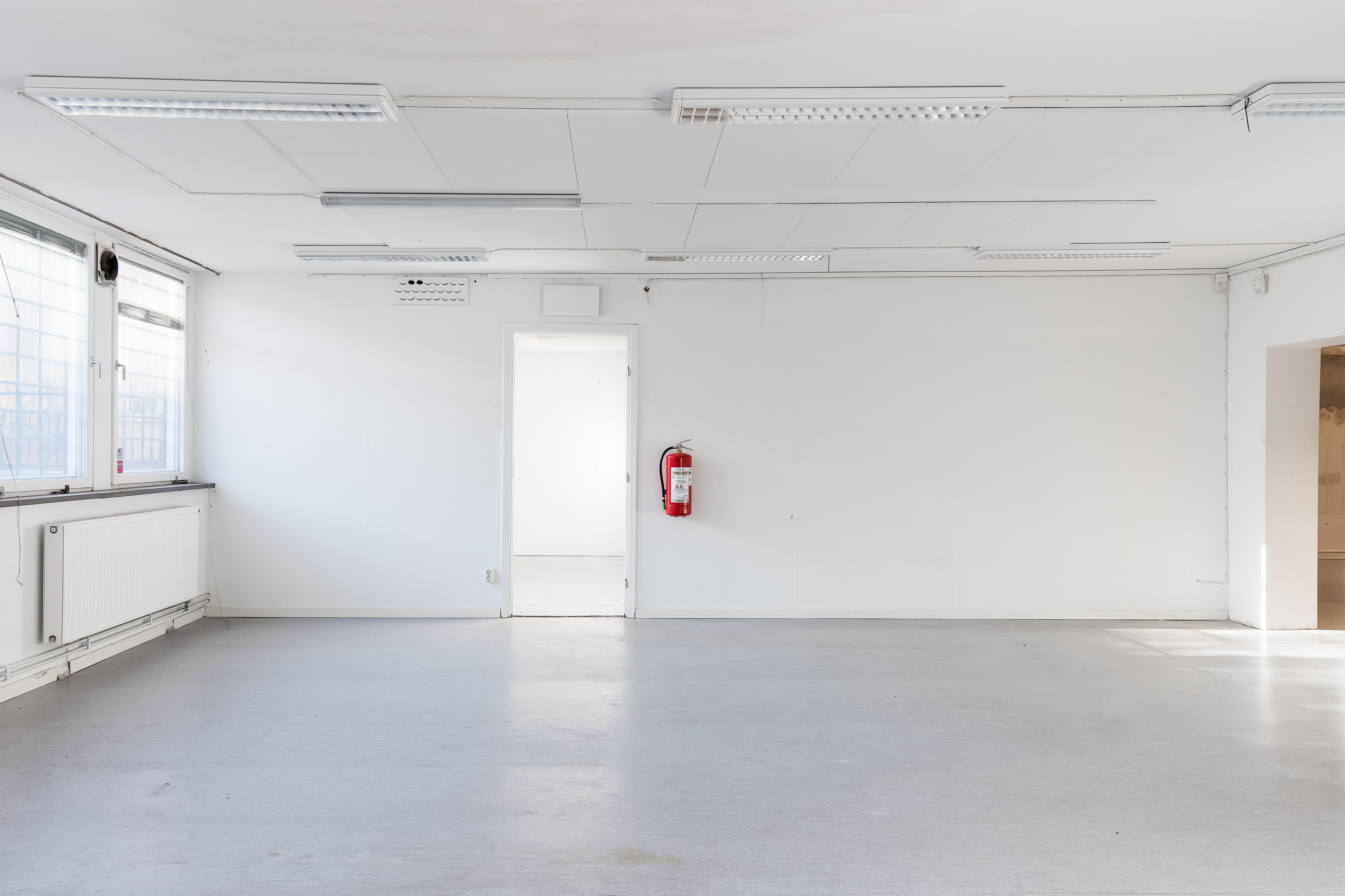 Del av lokal med vita väggar och mycket ljusinläpp