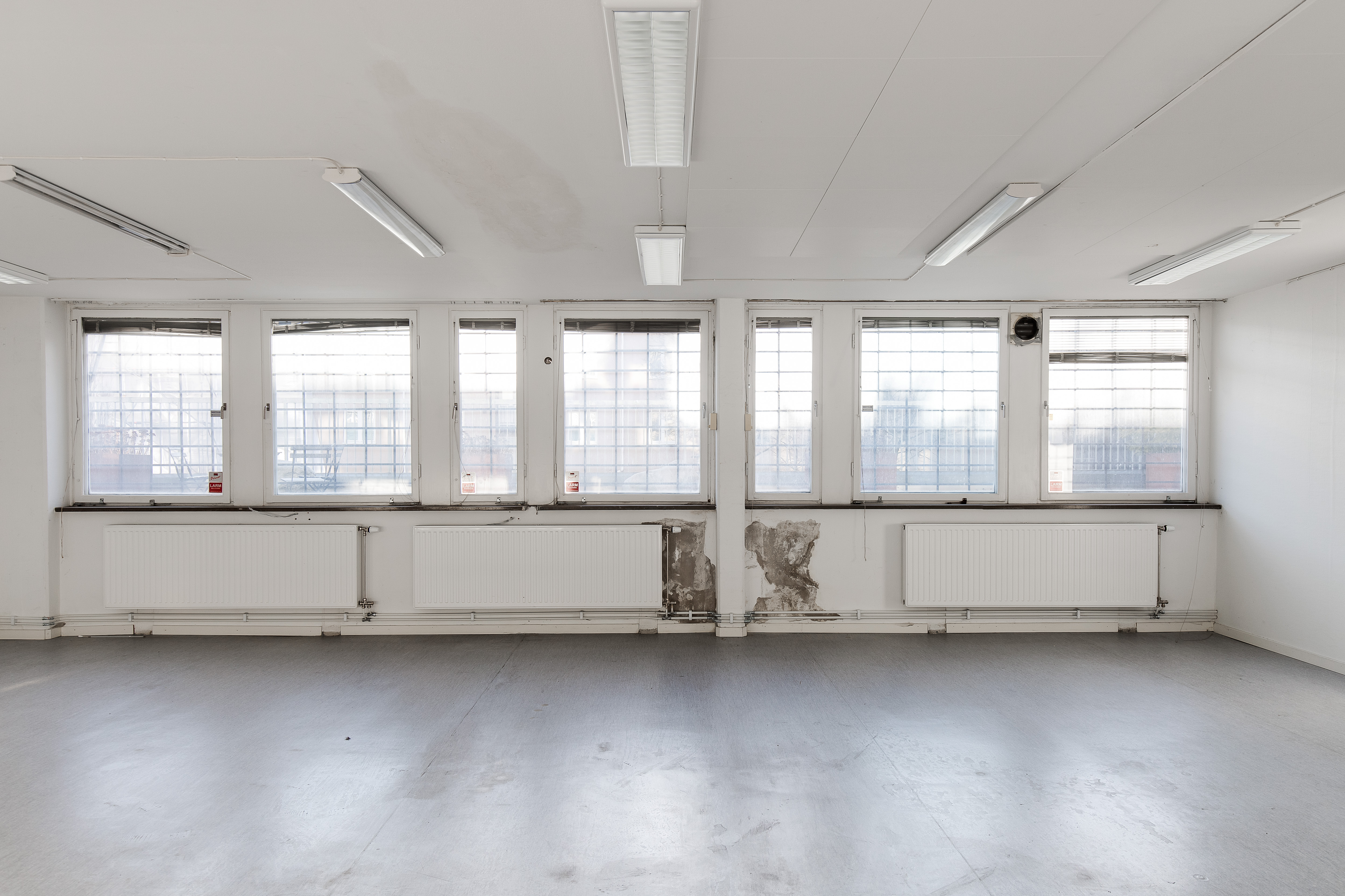 Bakre del av lokal med fönstervägg och mycket ljusinläpp