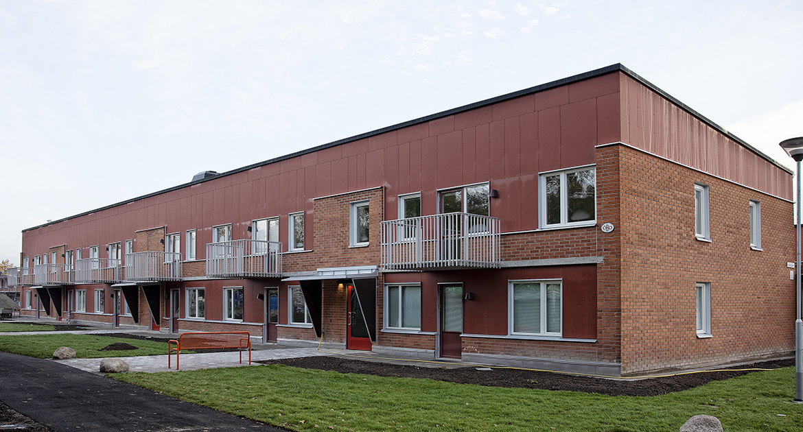 Fasad i rött och tegel på Krönikegatan 1