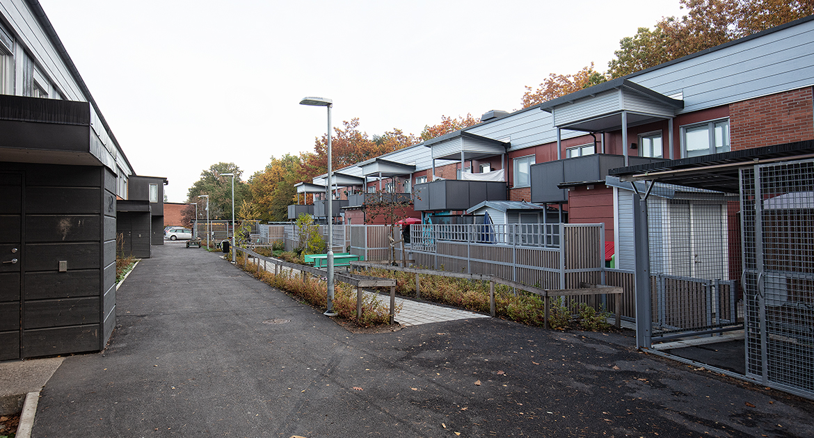 Innergård och tvåvåningshus i grått och tegel på Krönikegatan 22