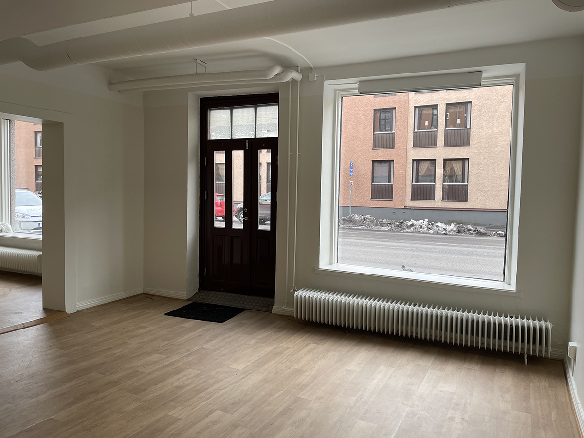 Del av lokal med parkettgolv och stora skyltfönster och ger mycket ljusinsläpp.