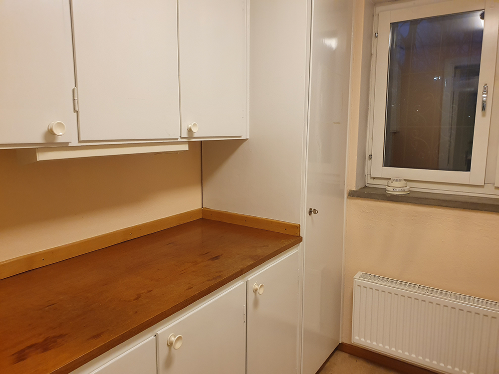 Kök med avlastningsytor och skåp