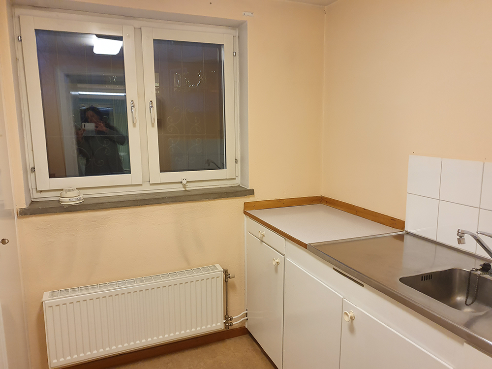 Kök med avlastningsytor och diskho