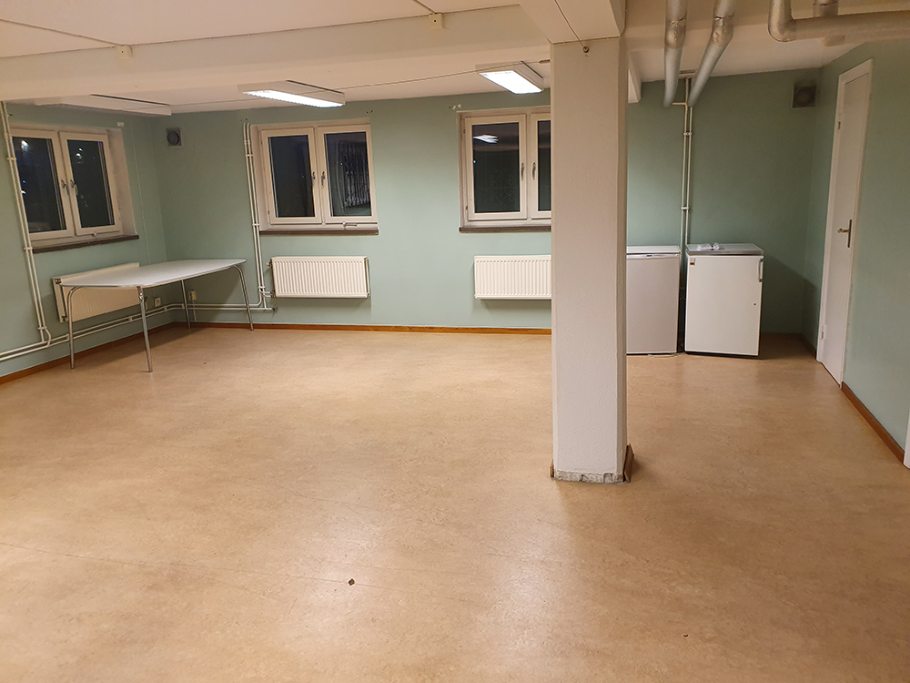 Stort öppet rum med flera fönster.