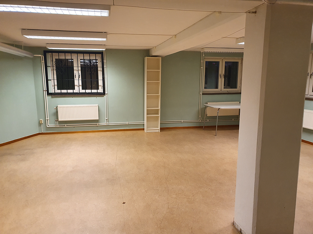 Stort öppet rum med flera fönster.