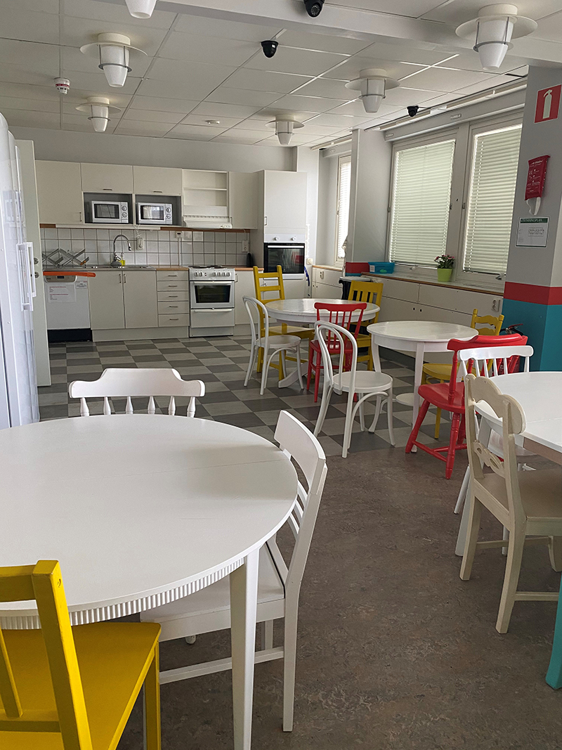 Kök och plats för flera bord.