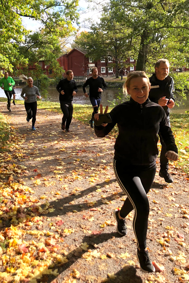 ÖBO-personal joggar utomhus tillsammans