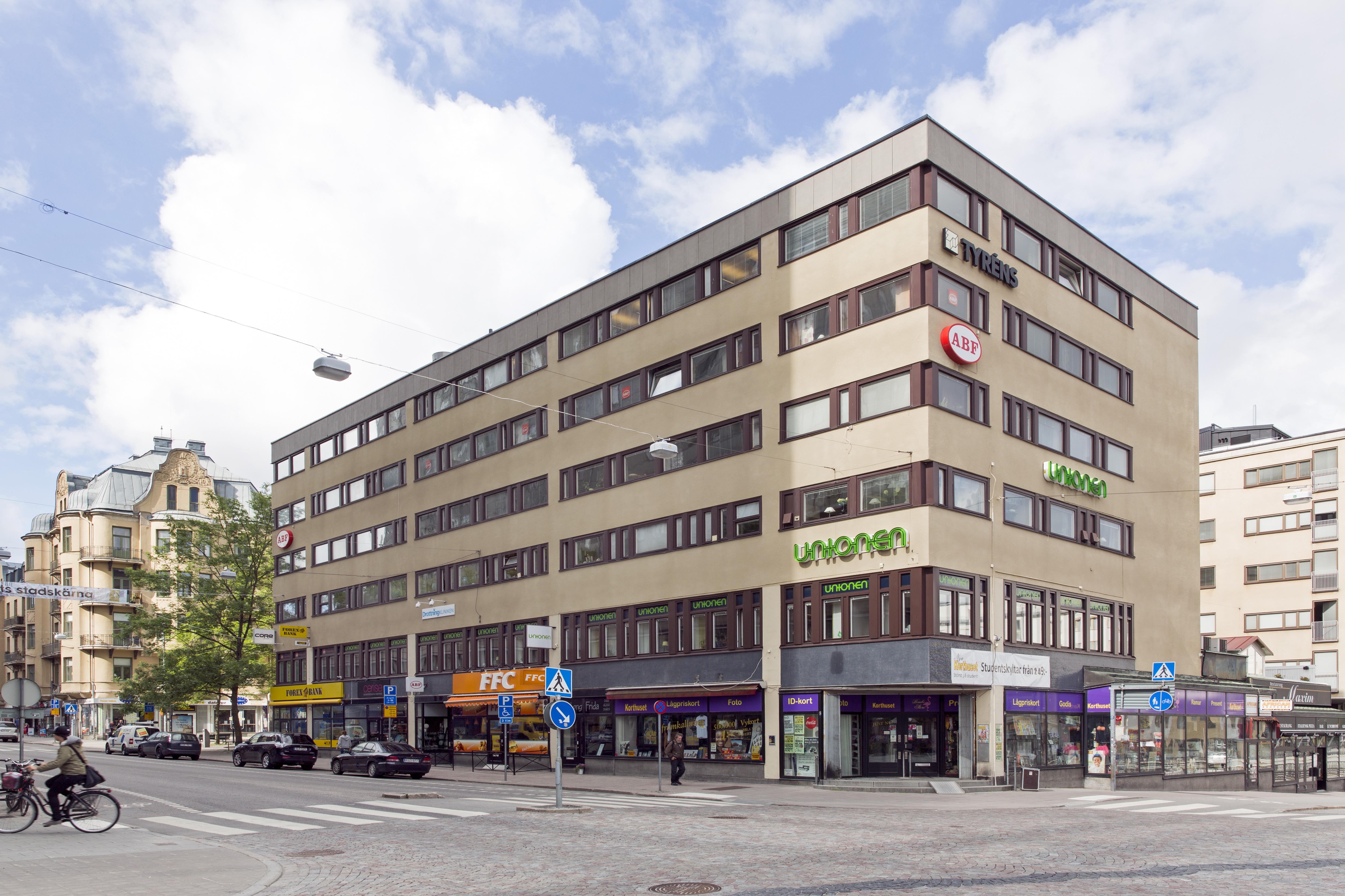 Vy över företagsfastigheten med sex våningar.