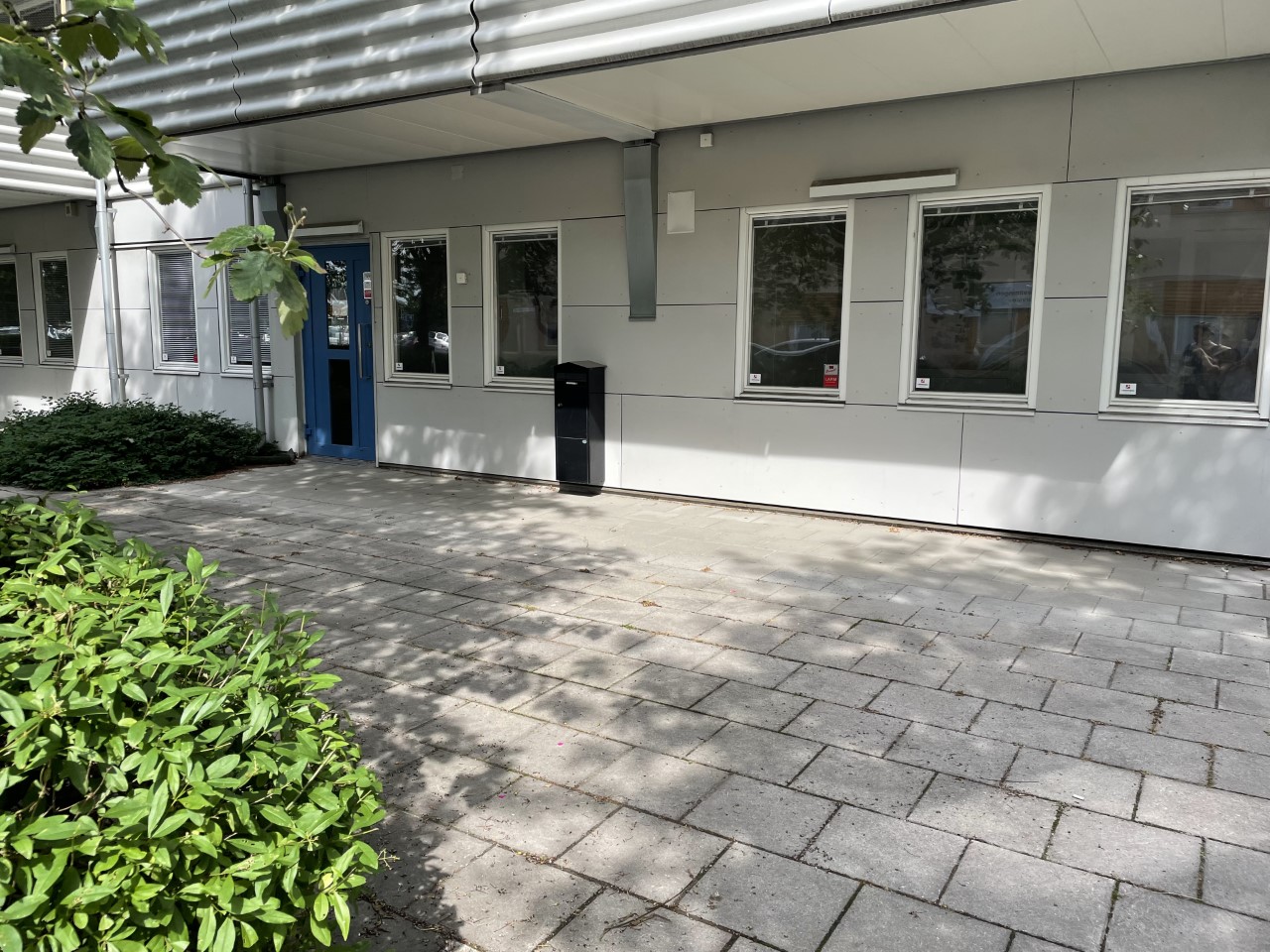 Entré till lokal i bottenplan på Idrottsvägen 16.