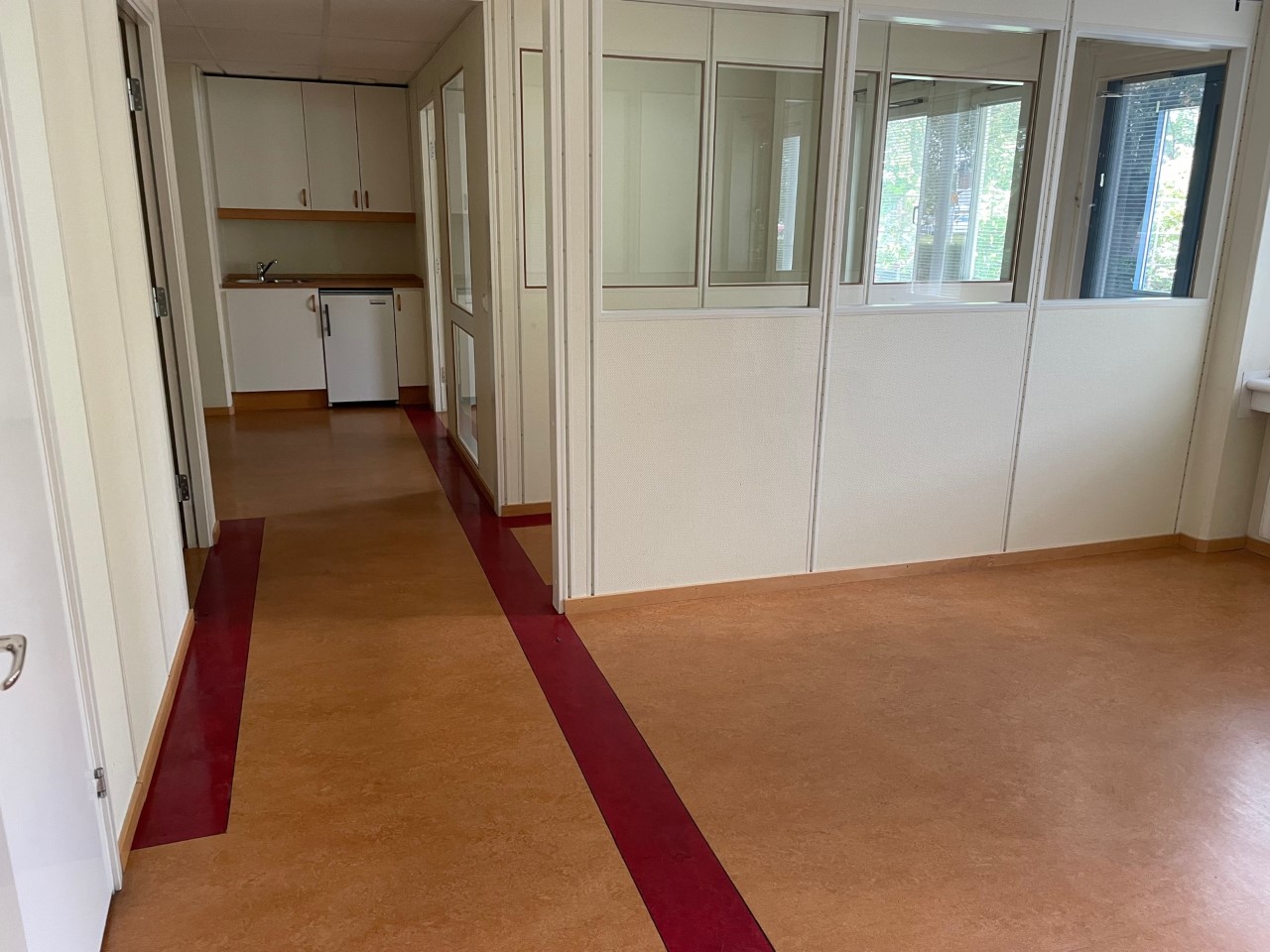 Del av lokal med kontorsrum och litet pentry.