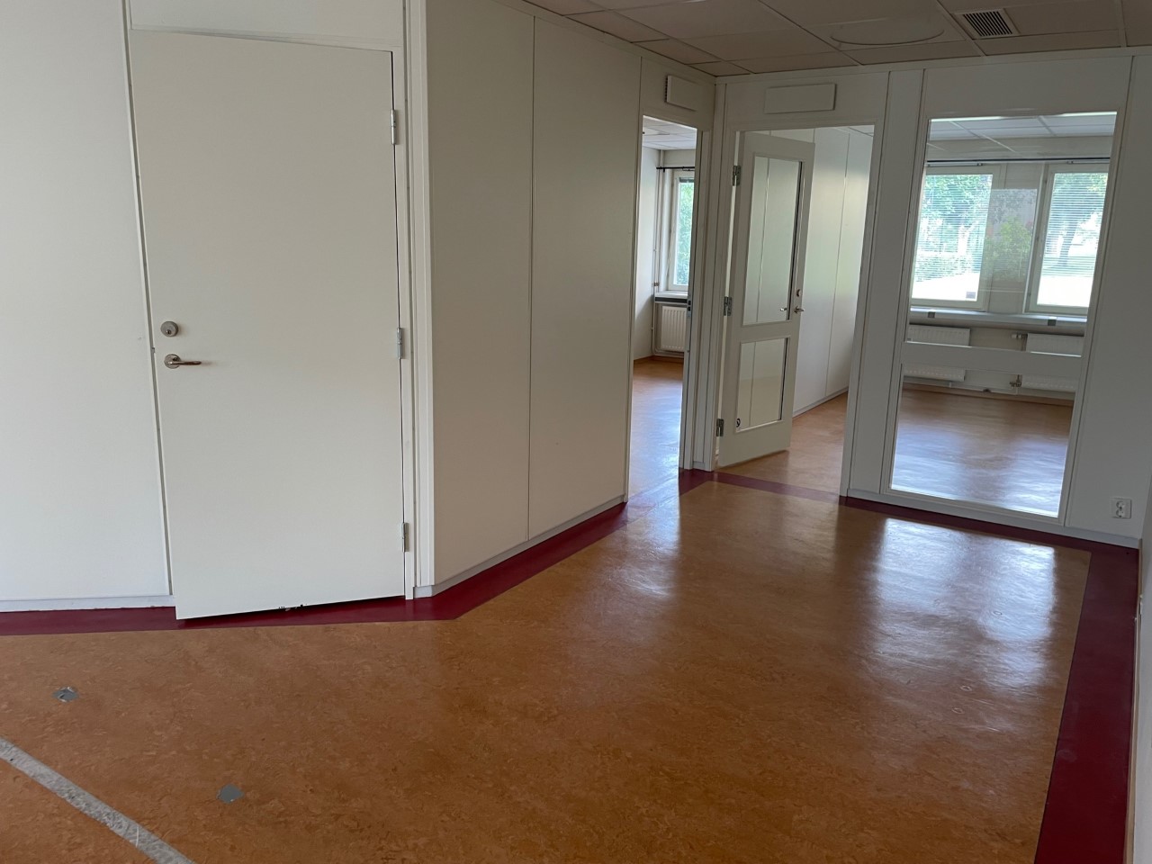 Del av kontorslokal med mycket ljusinsläpp från fönster.