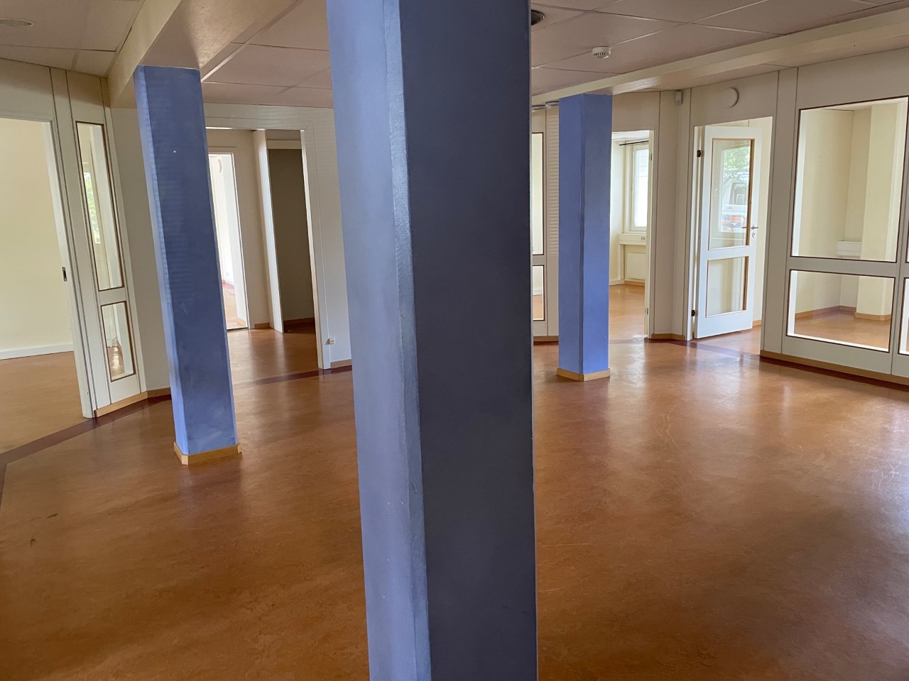 Del av större rum i kontorslokal som leder vidare till flera kontorsrum eller konferenslokaler.