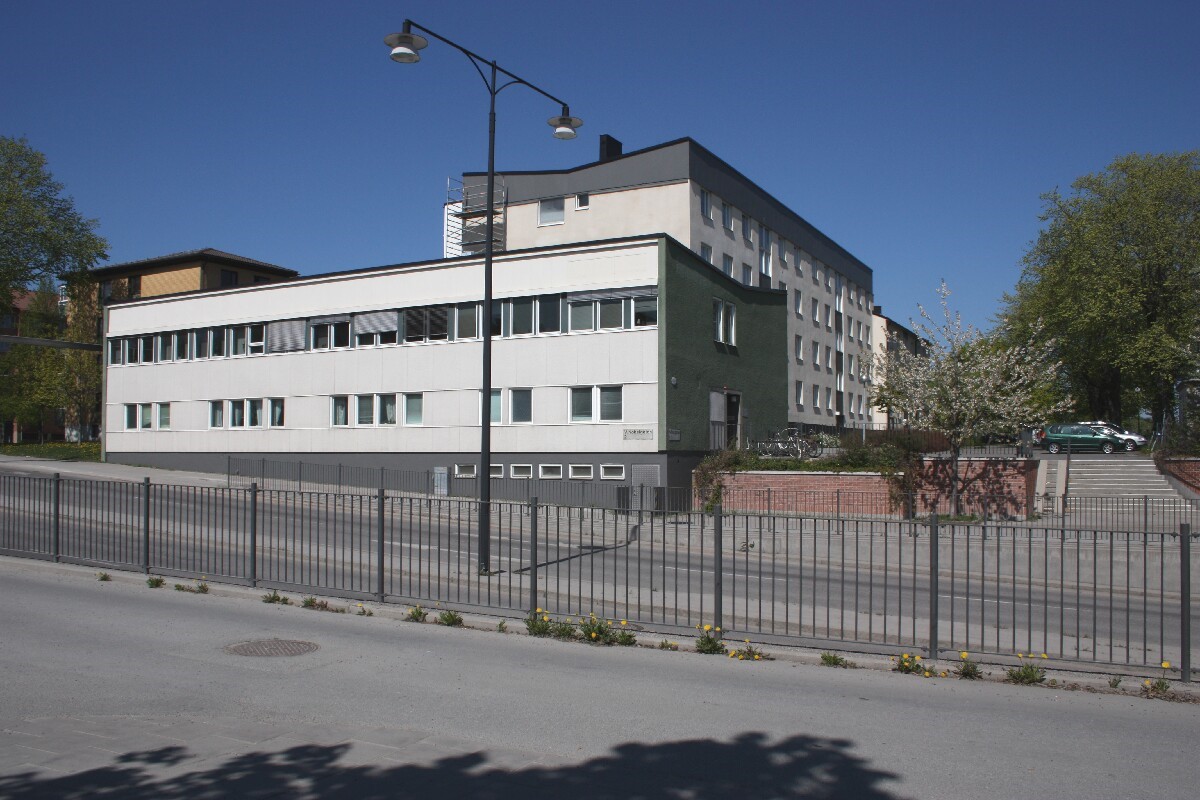 Fastighet på Norra bangatan 1 med utsikt mot Örebro bilväg och Örebro resecentrum