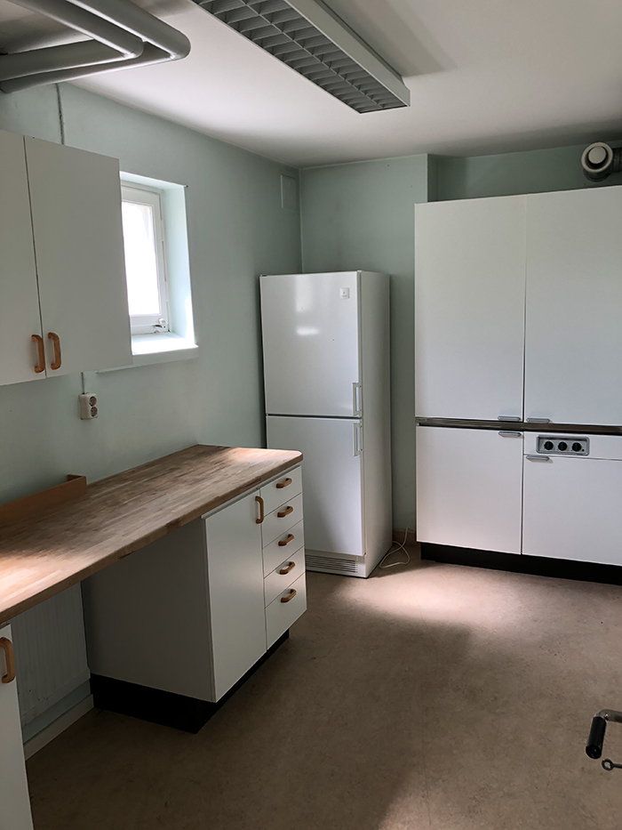 Köksdel med kyl, frys och avställningsytor i källarlokal på Sockengatan 7