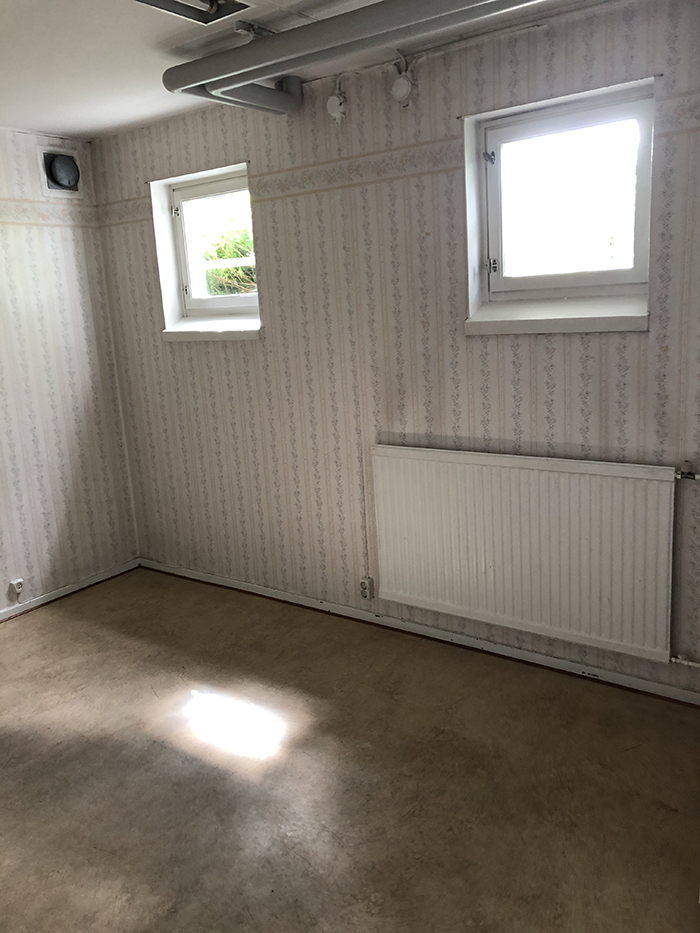 Del i rum i källarlokal på Sockengatan 7 med två mindre fönster