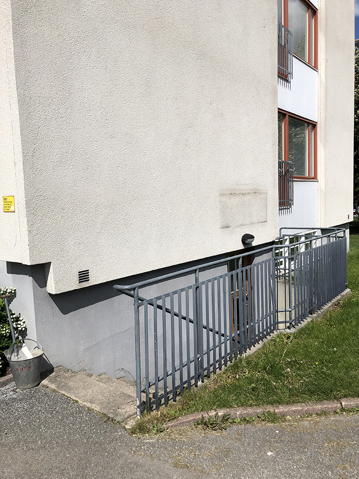 Egen trappa ner till källarlokal på Sockengatan 7