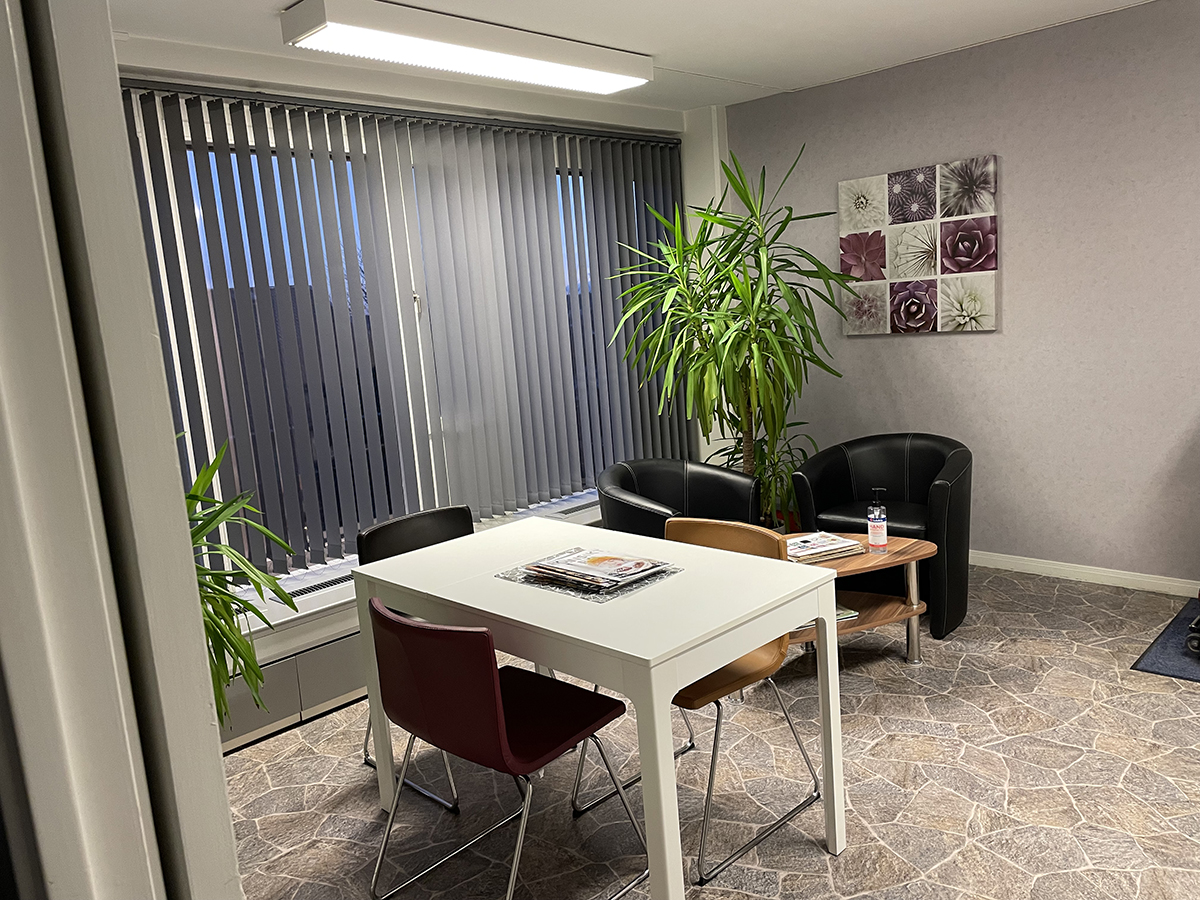 Rum med bord och fåtöljer