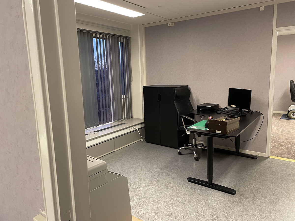 Rum med stora fönsterpartier och skrivbord