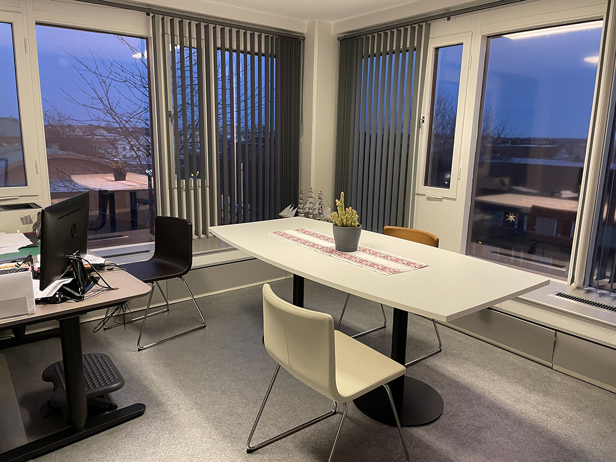 Rum med stora fönsterpartier med utsikt över Örebro