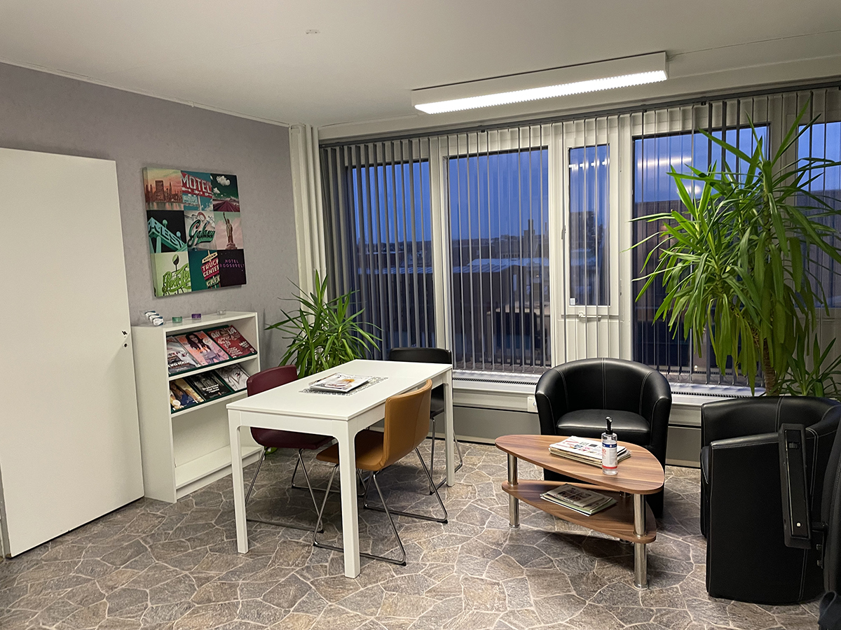 Rum med stora fönster med vy över Örebro