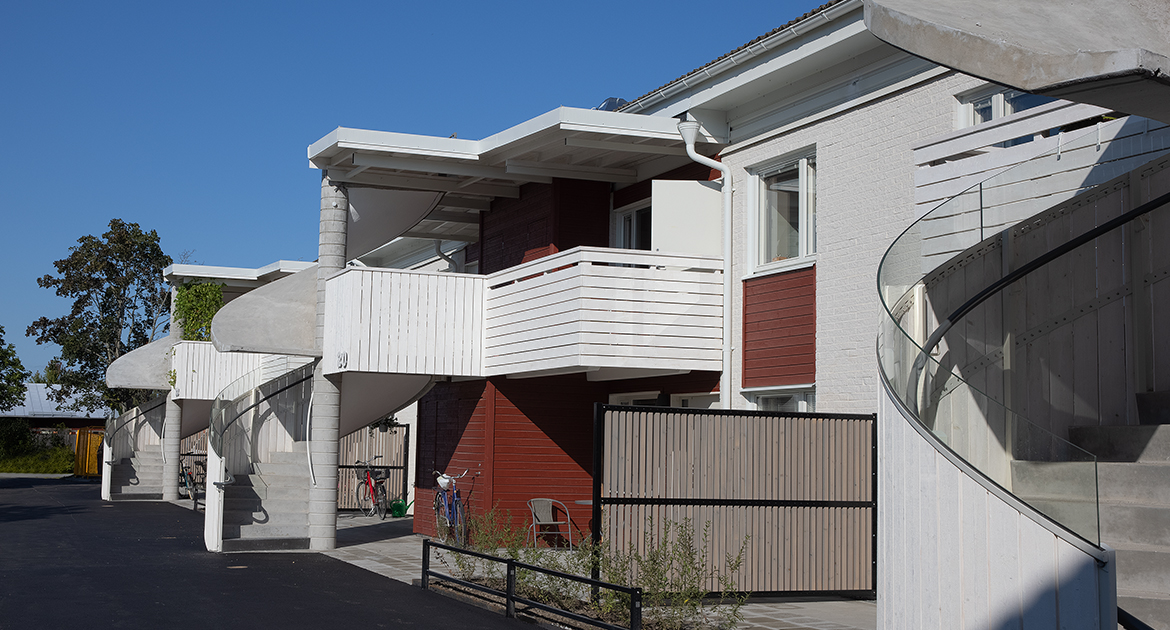 Tvåvåningshus med utvändig trappa i Västhaga