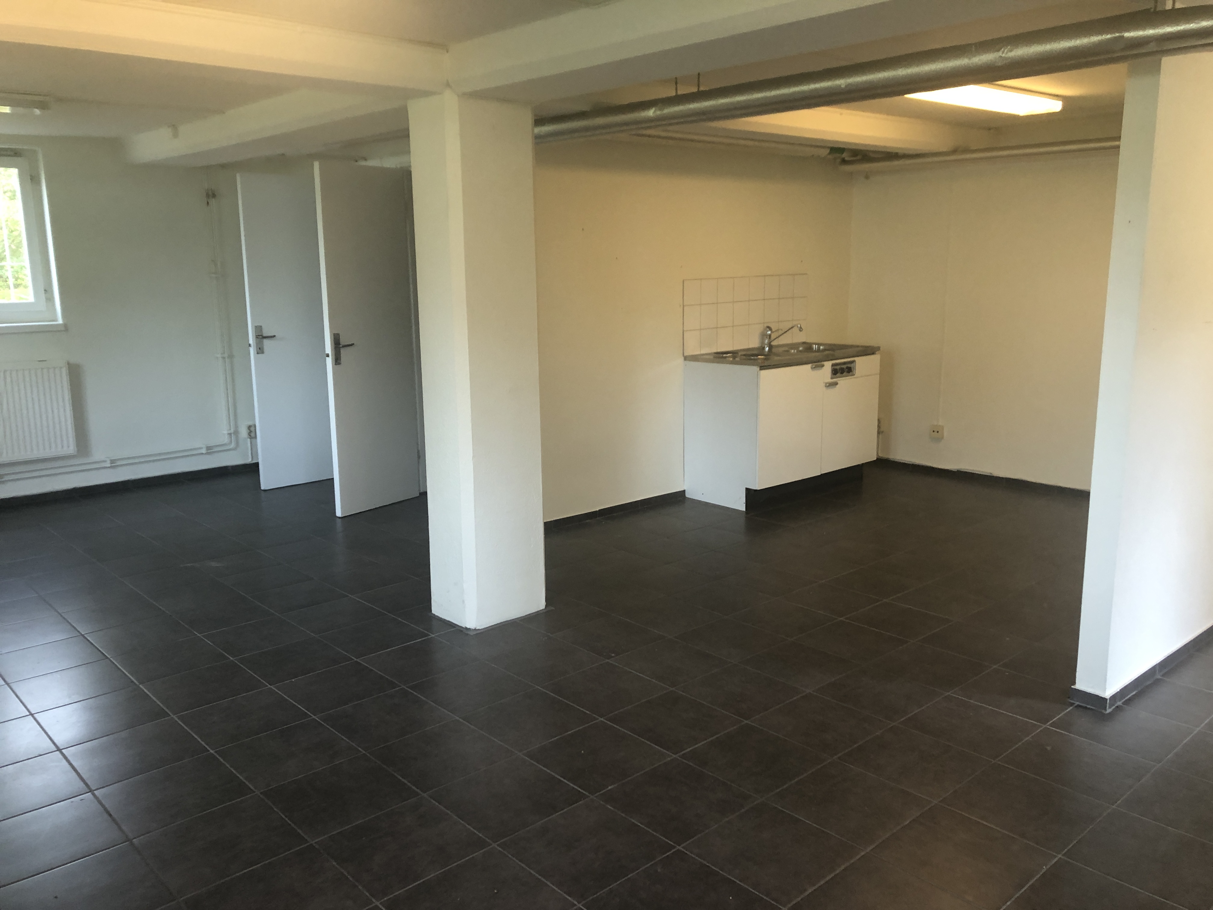 Rum i källarlokal med liten köksdel