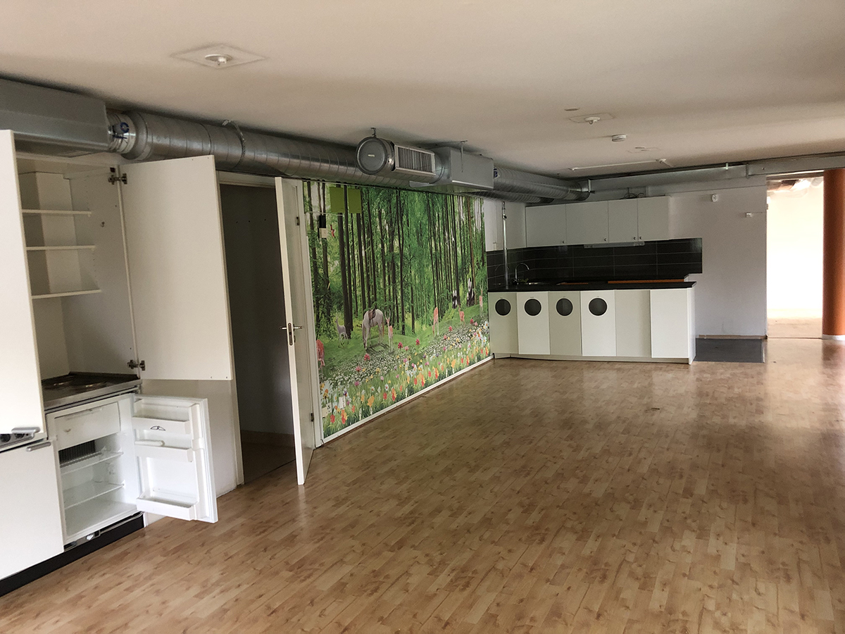 Del av lokal på Landbotorpsallén 7, ett större rum med kök