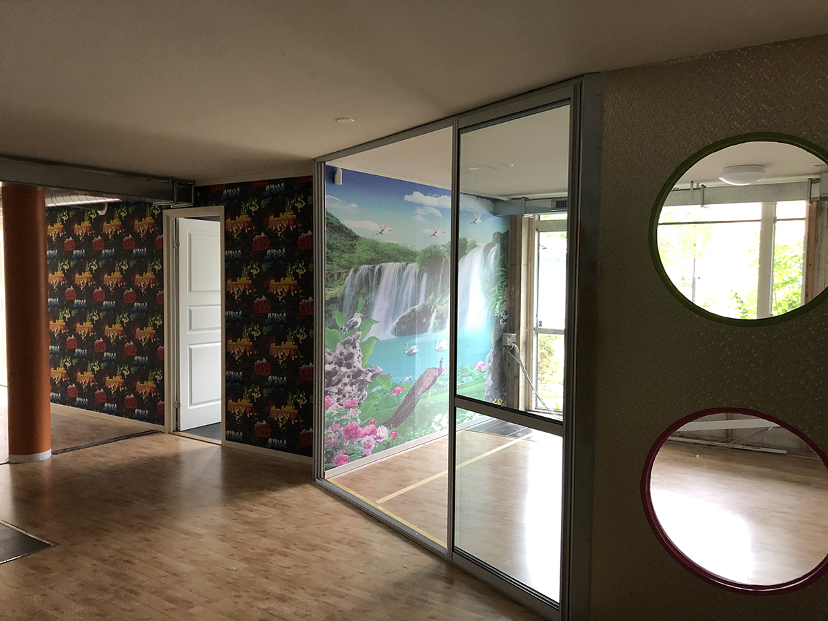 Del av lokal på Landbotorpsallén 7, rum med fönstervägg in mot lokalen