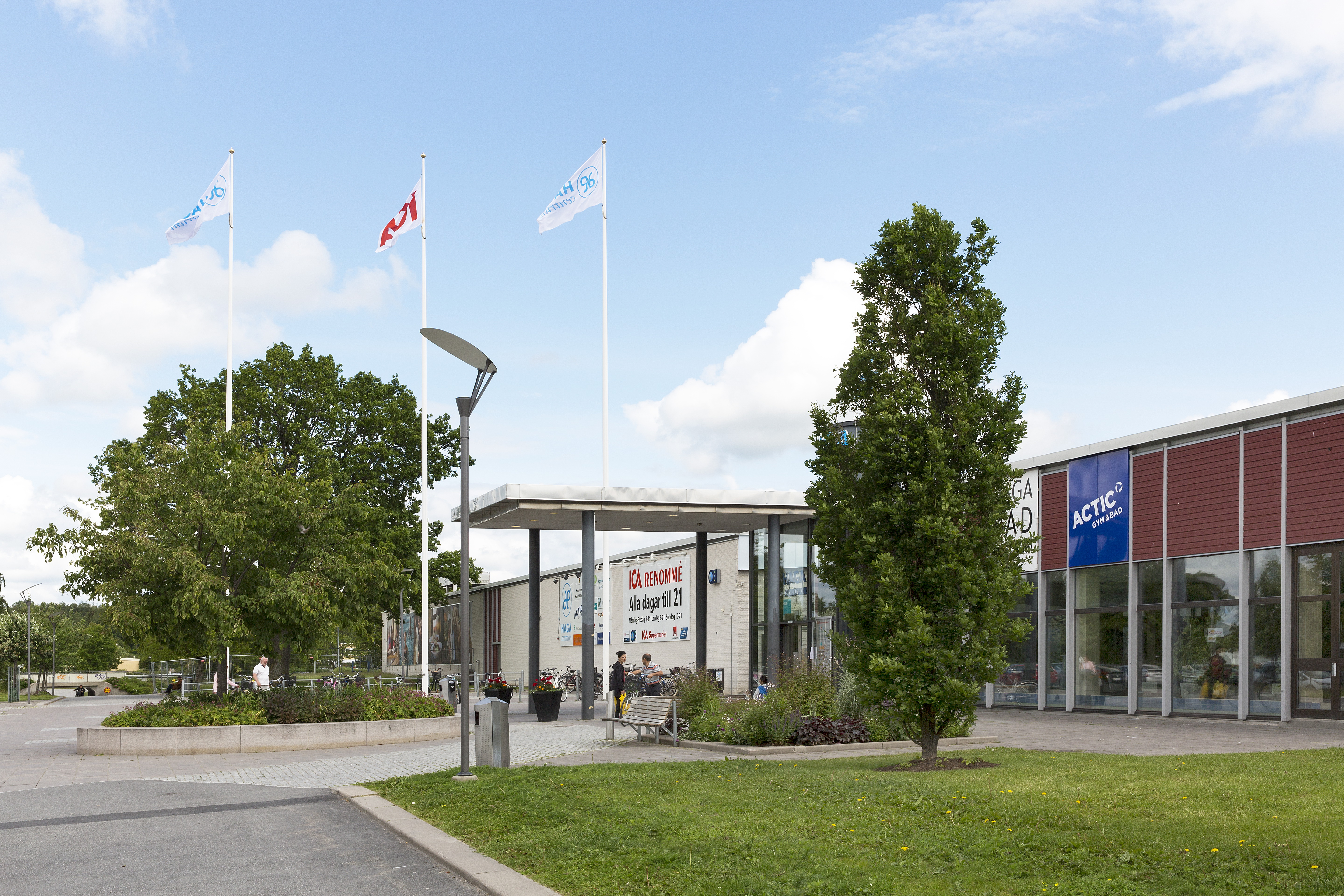 Vy över entrén till Haga centrums galleria