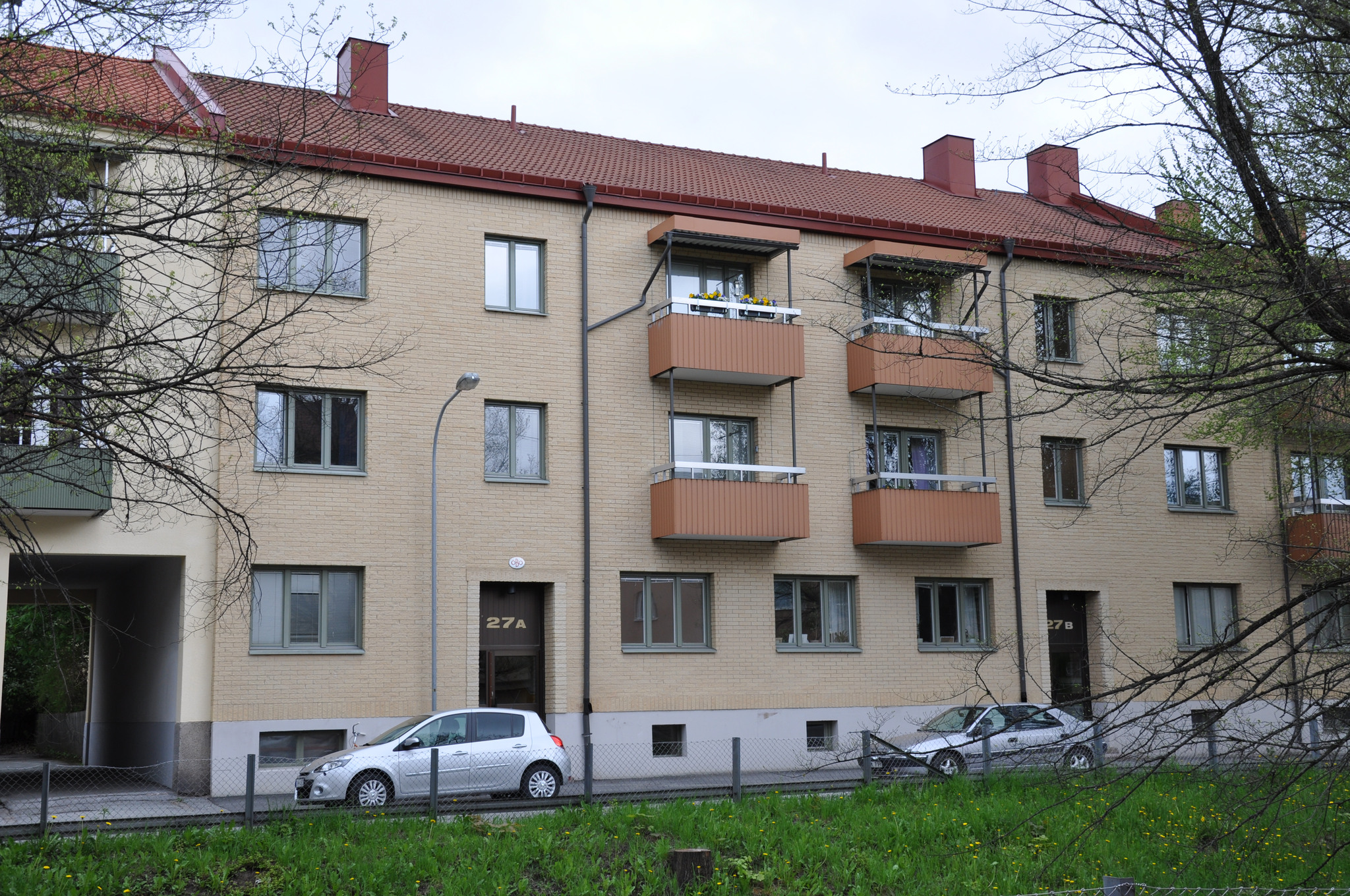 Fastighet på Norra Lillåstrand 27A och B, trevåningshus i tegel med balkonger.